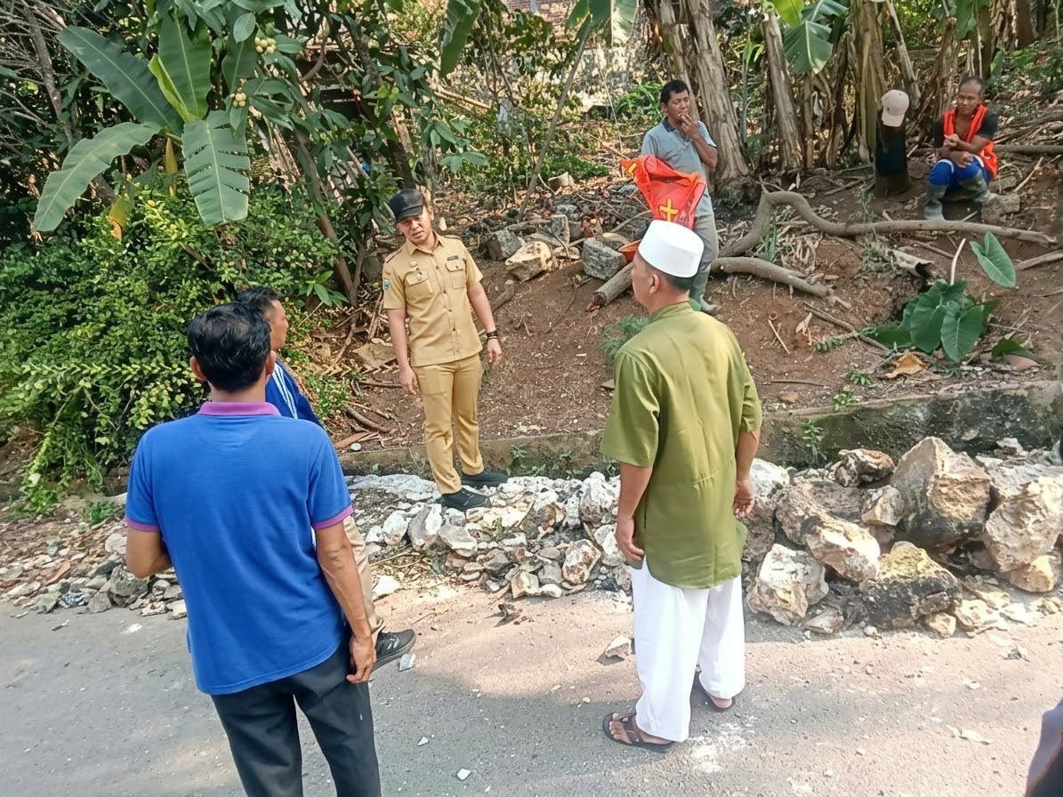 Camat Tanjung Karang Barat, Carl Alvin Akbar tinjau langsung pengerjaan revitalisasi saluran drainase || Foto: Dok. Kecamatan Tanjung Karang Barat || 5w1hindonesia.id