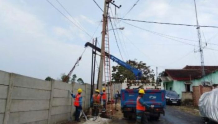 Utamakan Keselamatan Masyarakat, PLN ULP Teluk Betung Gerak Cepat Perbaiki Tiang Miring di Garuntang