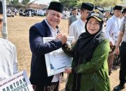 Kado Hari Santri, Eva Dwiana Kucurkan Beasiswa Pesantren dan Bantuan Operasional