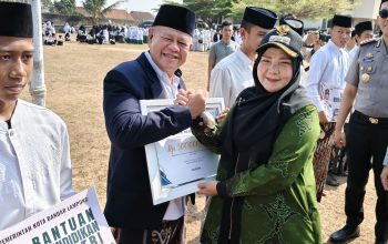 Walikota Eva Dwiana saat menyerahkan bantuan melalui Kemenag || Foto: Ridho/5w1hindonesia.id