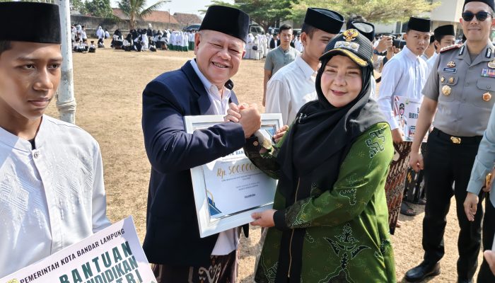 Kado Hari Santri, Eva Dwiana Kucurkan Beasiswa Pesantren dan Bantuan Operasional