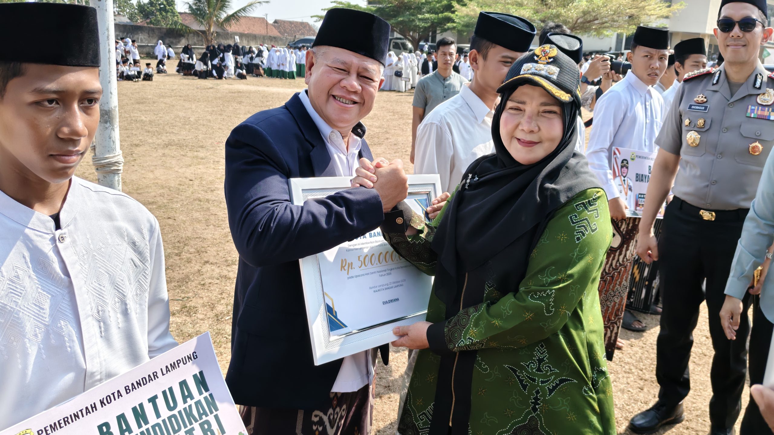 Walikota Eva Dwiana saat menyerahkan bantuan melalui Kemenag || Foto: Ridho/5w1hindonesia.id