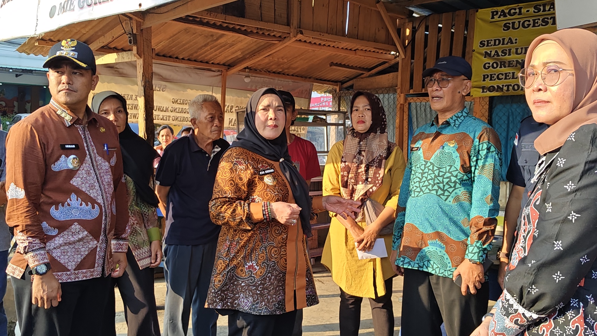 Walikota Eva Dwiana menyambangi PKL yang berdagang di Tanah Milik Pemkot Bandar Lampung, Jumat (23/10/2026) || Foto: Ridho/5w1hindonesia.id